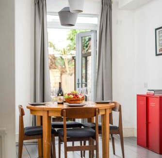 Easton House | NEW Spacious and Bright House-Parking-By FabAccommodation
