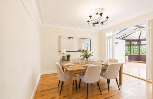Highlands Apartment | NEW Spacious & Comfortable Enfield Home By Signature Stays with FREE Parking