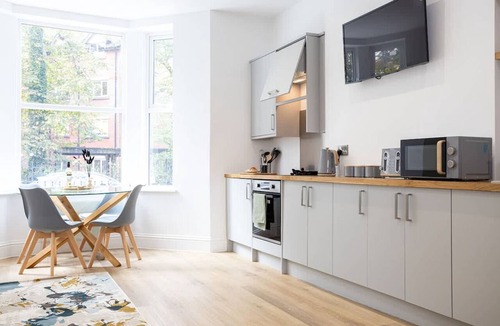 Walkden Apartment | NEW Spacious Flat Ideal for Business Sleeps 4