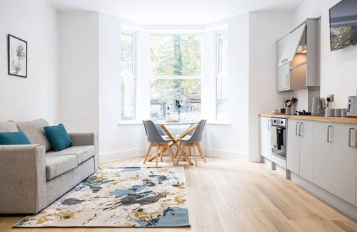 Walkden Apartment | NEW Spacious Flat Ideal for Business Sleeps 4