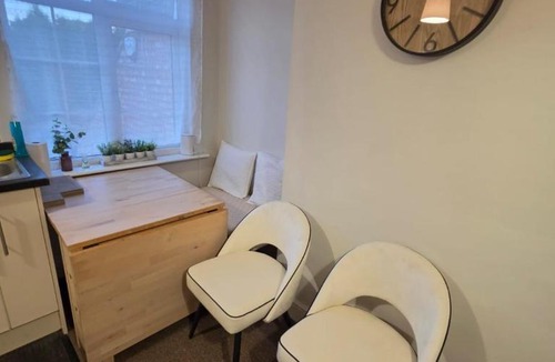 Oadby Apartment | Newly Renovated 2 Bed Flat - Free Parking