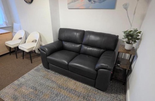 Oadby Apartment | Newly Renovated 2 Bed Flat - Free Parking