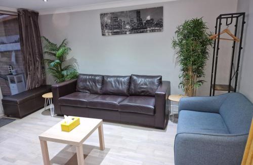 Hemel Hempstead Apartment | NightRest Homes Smart TV In Each Room - Parking - Hemel Hempstead