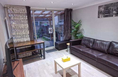 Hemel Hempstead Apartment | NightRest Homes Smart TV In Each Room - Parking - Hemel Hempstead