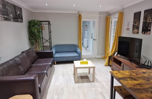 Hemel Hempstead Apartment | NightRest Homes Smart TV In Each Room - Parking - Hemel Hempstead