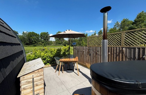 Denstone Cottage | NO DEER, romantic, with hot tub in Ashbourne