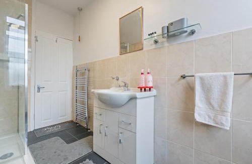 Newark upon Trent House | Nottingham Modern 2 Bed house- 5 sleeps