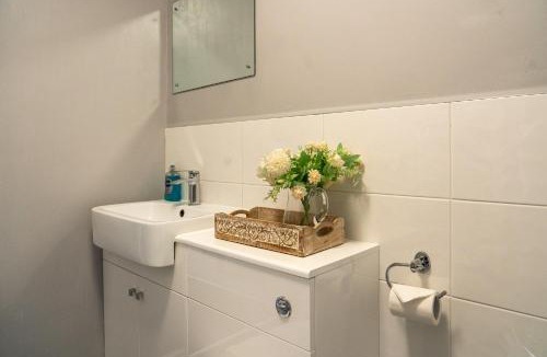 Slough Apartment | Nr WINDSOR stunning 1 bedroom self contained property in Burnham near Heathrow