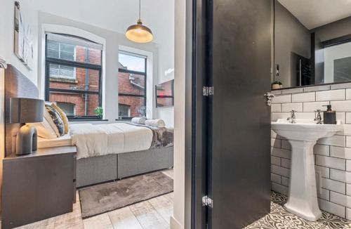 Leeds City Center Apartment | NY Style Exposed Brick Central 2BR Sleep 8