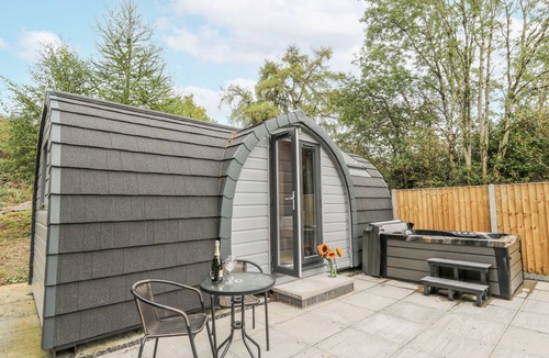 Rhayader Cottage | OAK VIEW, romantic, with hot tub in Rhayader