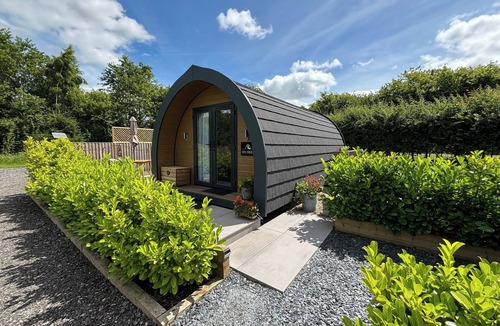 Marston Montgomery Cottage | OH DEER, romantic, with hot tub in Ashbourne