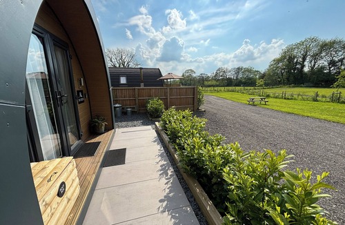 Marston Montgomery Cottage | OH DEER, romantic, with hot tub in Ashbourne