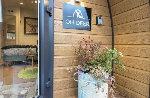 Marston Montgomery Cottage | OH DEER, romantic, with hot tub in Ashbourne