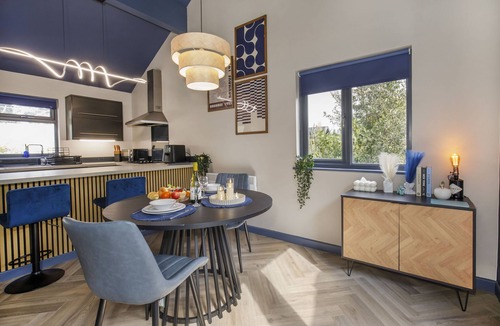 Selby Cottage | Olive Tree Lodge - sleeps 2 guests in 1 bedroom