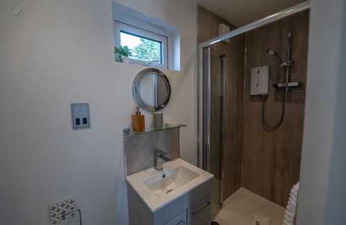 Boscundle Apartment | Olverstone Lodge, a beautiful Cornish lodge with wood burner & garden
