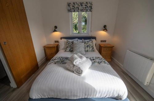 Boscundle Apartment | Olverstone Lodge, a beautiful Cornish lodge with wood burner & garden