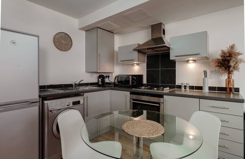 Canon's Marsh Apartment | Open-plan Studio Apartment near Harbourside