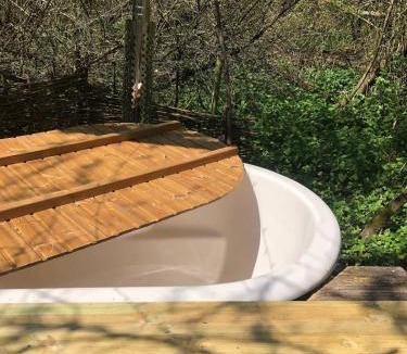 Lechlade House | Otter Camp Private Riverside Glamping with Hot Tub