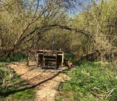 Lechlade House | Otter Camp Private Riverside Glamping with Hot Tub
