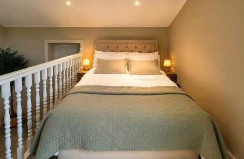 Grange Moor Apartment | Paddock View Loft Countryside Retreat