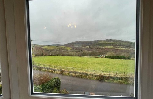 Padfield House | Panoramic Peak Views 3 Bed Log Burner Walks from Door