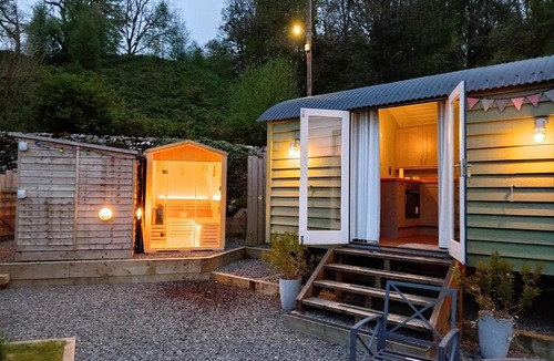 Dolgellau House | Paradwys with Shepherds Hut, Sauna and Hot tub