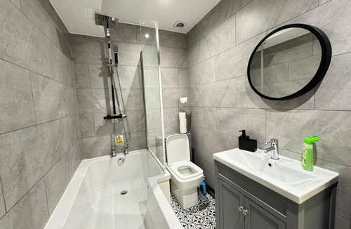 Birkenhead House | Parking, Self-Check in, Modern Home 3 Bedrooms