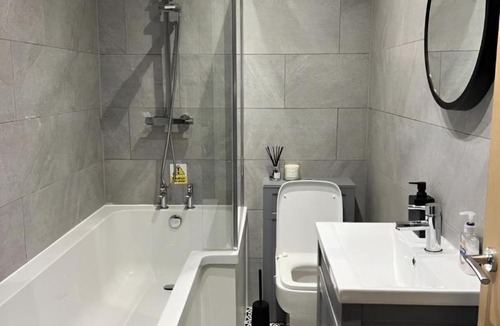 Birkenhead House | Parking, Self-Check in, Modern Home 3 Bedrooms