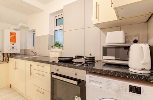 Alperton Apartment | Parkside Haven, Modern 2-Bed Flat with Ensuites, Free Parking & Self Check-In