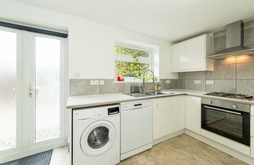 Tilehurst House | Pass the Keys | Bright House with Smart TV & Home Comforts
