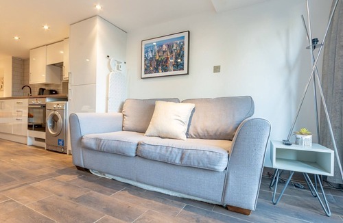 Basildon Apartment | Pass the Keys | Cosy Studio in Basildon | Sleeps up to 4