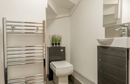 Basildon Apartment | Pass the Keys Cosy Studio in Basildon Sleeps up to 4