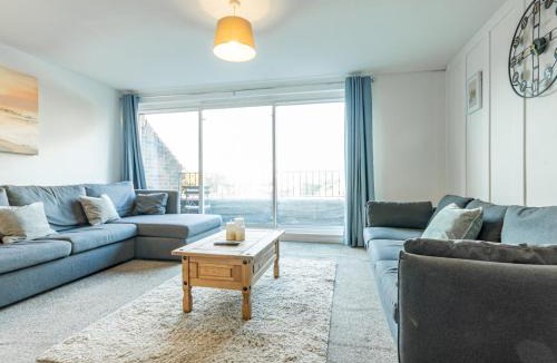 Basildon House | Pass the Keys Large 4 Bedroom Home Stunning views Contractor