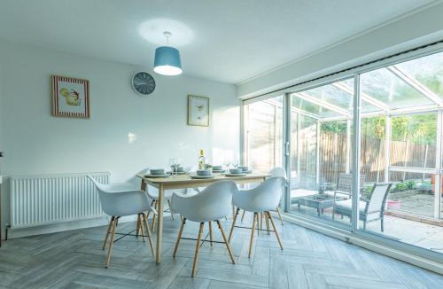 Basildon House | Pass the Keys Large 4 Bedroom Home Stunning views Contractor