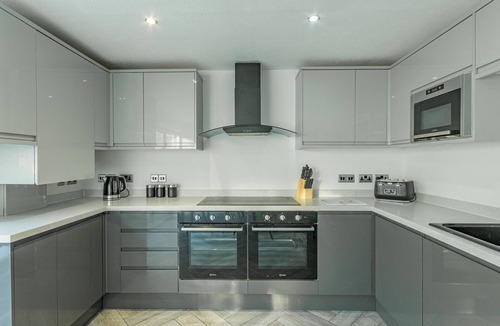 Basildon House | Pass the Keys | Large 4 Bedroom Home | Stunning views | Contractor