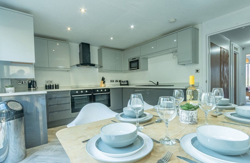 Basildon House | Pass the Keys | Large 4 Bedroom Home | Stunning views | Contractor