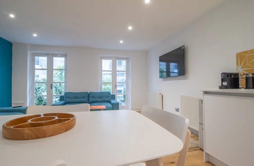 Kelvinbridge House | Pass the Keys | Stylish West End Detached Mews