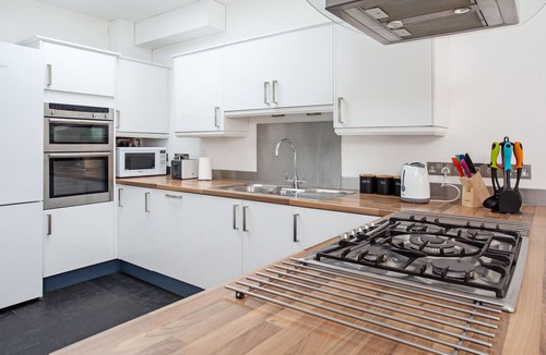 Winchester Cottage | Peaceful Elevated Residential Area - Walk to City