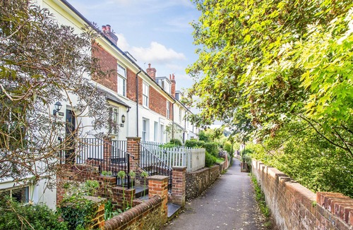 Winchester Cottage | Peaceful Elevated Residential Area - Walk to City