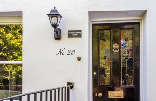 Winchester Cottage | Peaceful Elevated Residential Area - Walk to City