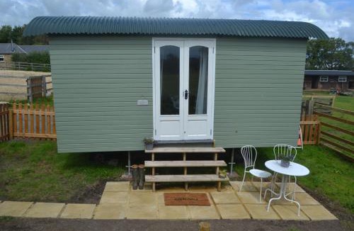 Woodhorn House | Peaceful Shepherd's Hut next to Horse Field