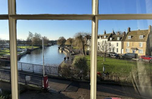 Ely Bed & Breakfast | Peacocks Tearoom and Fine B and B