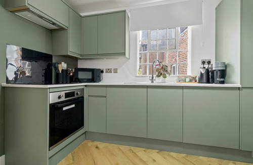 Worcester Apartment | Pear Tree - BRAND NEW Stylish City Centre Apartment - Sleeps 4