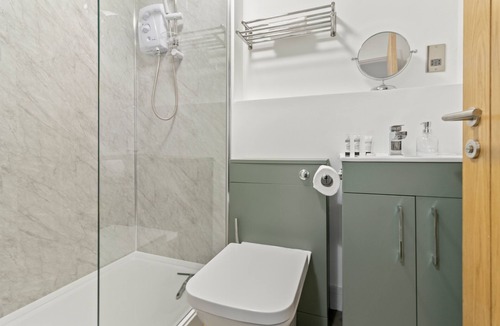 Worcester Apartment | Pear Tree - BRAND NEW Stylish City Centre Apartment - Sleeps 4