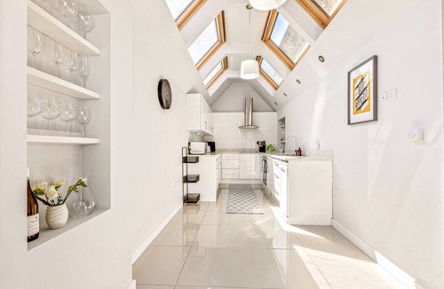 Henley House | Pear Tree Cottage - pet friendly