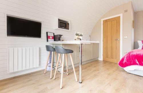 Holsworthy House | Pear Tree Pod with secluded outdoor bath - Dog Friendly