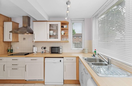 Worthing House | Pebble Corner with Free Parking | By My Getaways