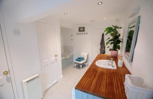 Ludwel House | Pepper House Rooms - shared facilities - pet friendly