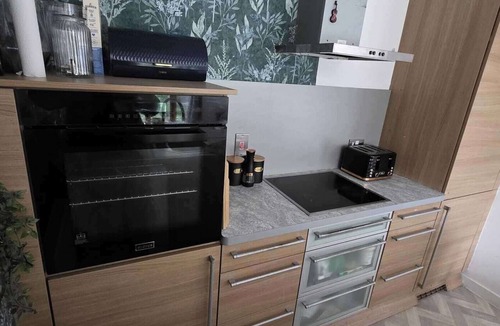 Doncaster Apartment | Pet Friendly 2-Bed Apt, Sleeps 3 with Parking