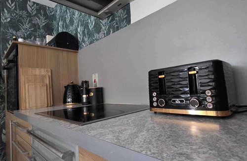 Doncaster Apartment | Pet Friendly 2-Bed Apt, Sleeps 3 with Parking
